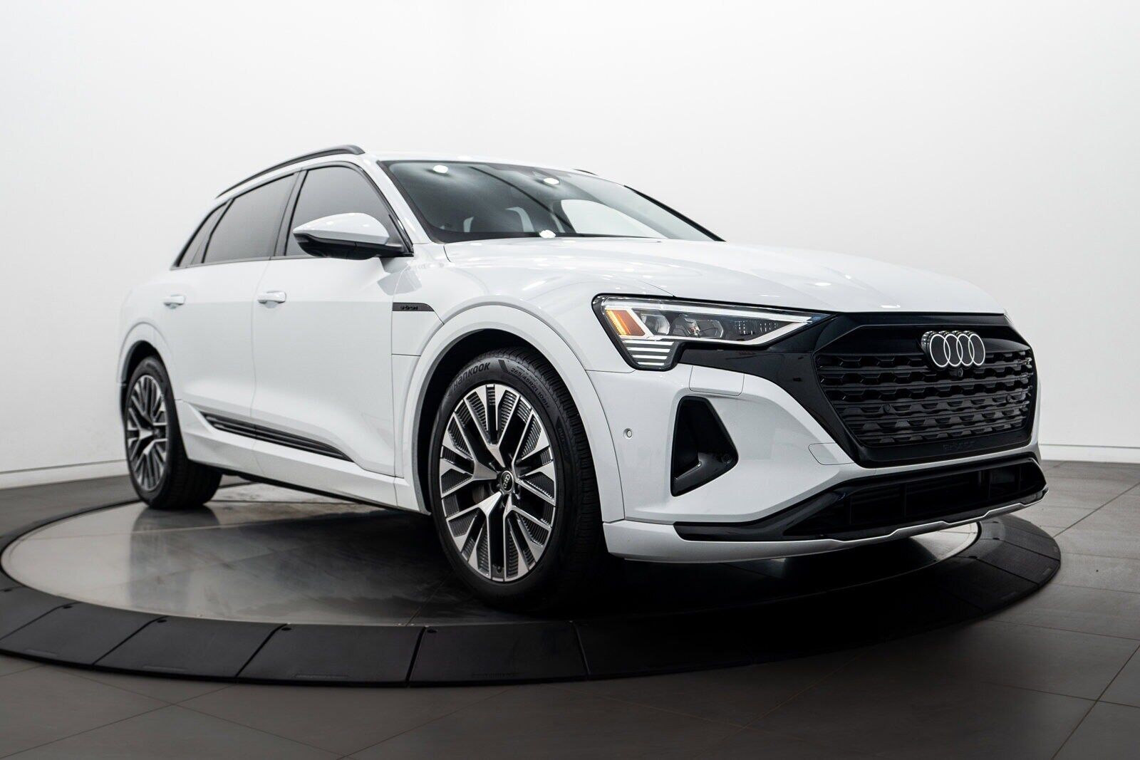 2024 AUDI Q8