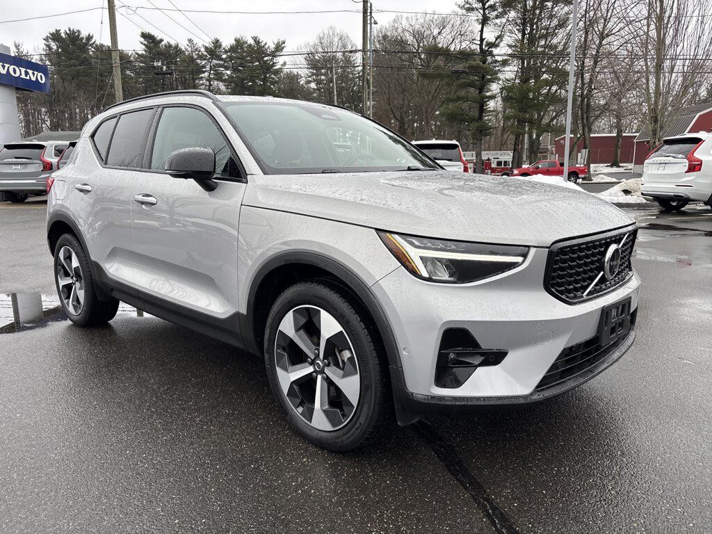 2025 VOLVO XC40