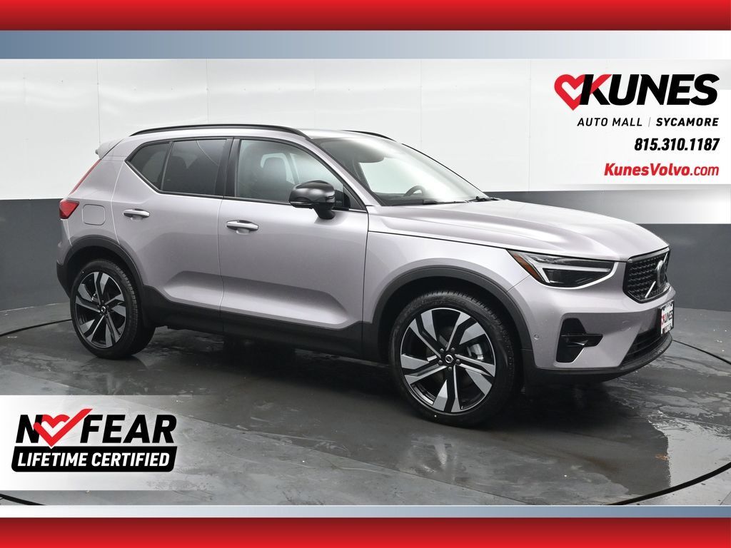 2026 VOLVO XC40