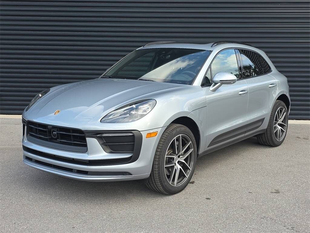 2025 PORSCHE Macan