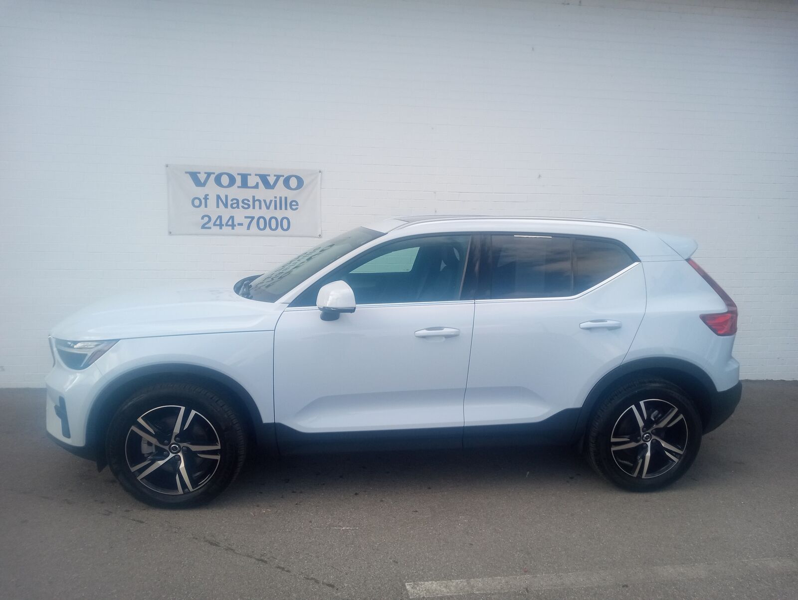2025 VOLVO XC40