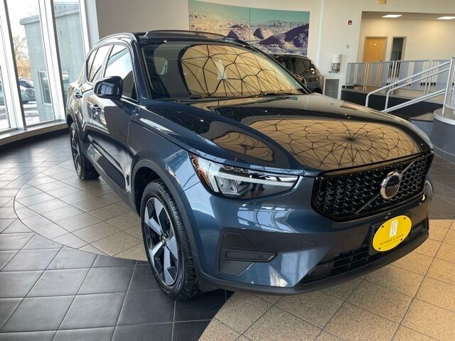 2026 VOLVO XC40