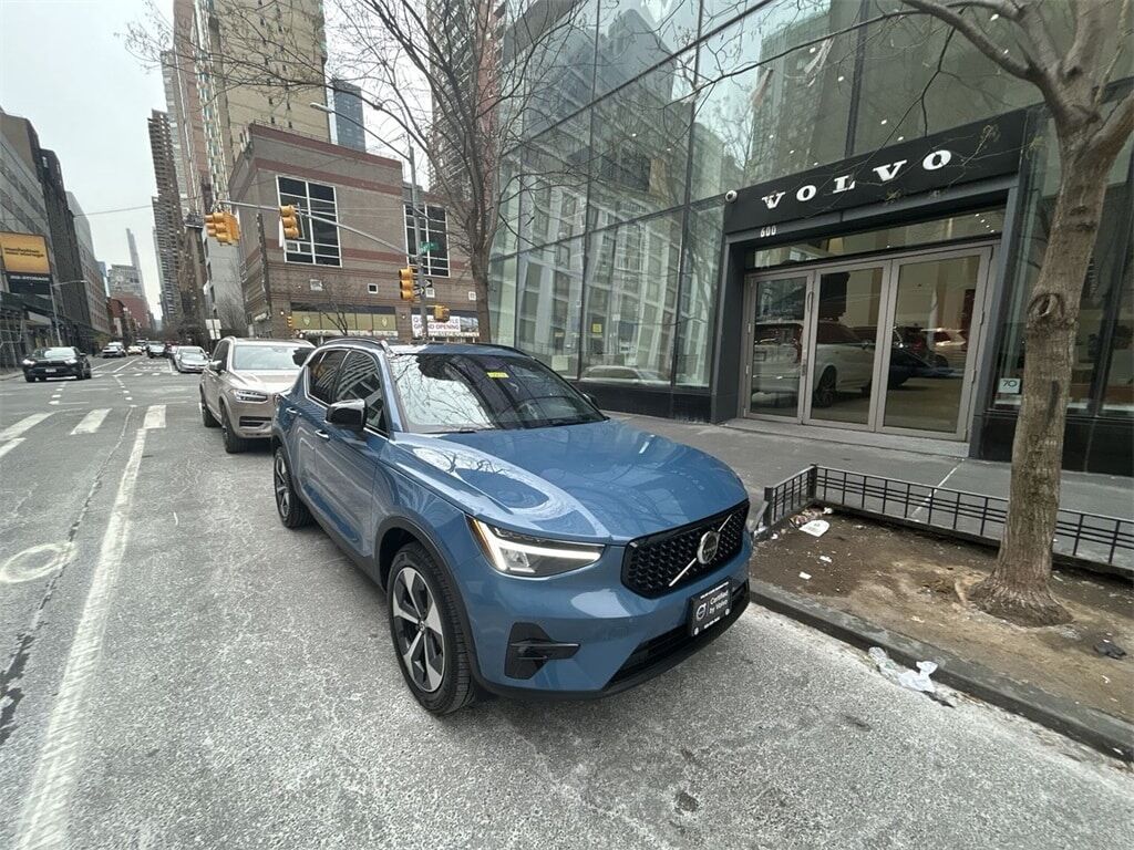 2025 VOLVO XC40