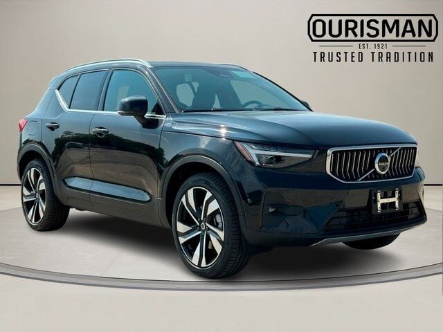 2025 VOLVO XC40