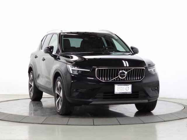 2023 VOLVO XC40
