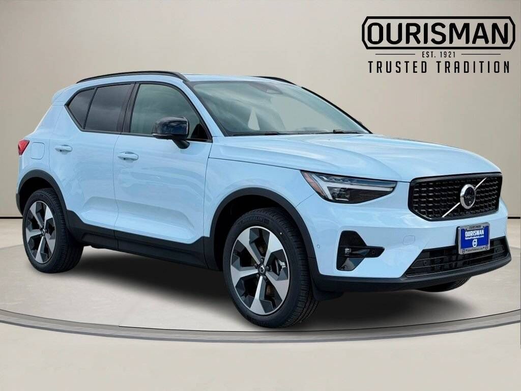 2026 VOLVO XC40