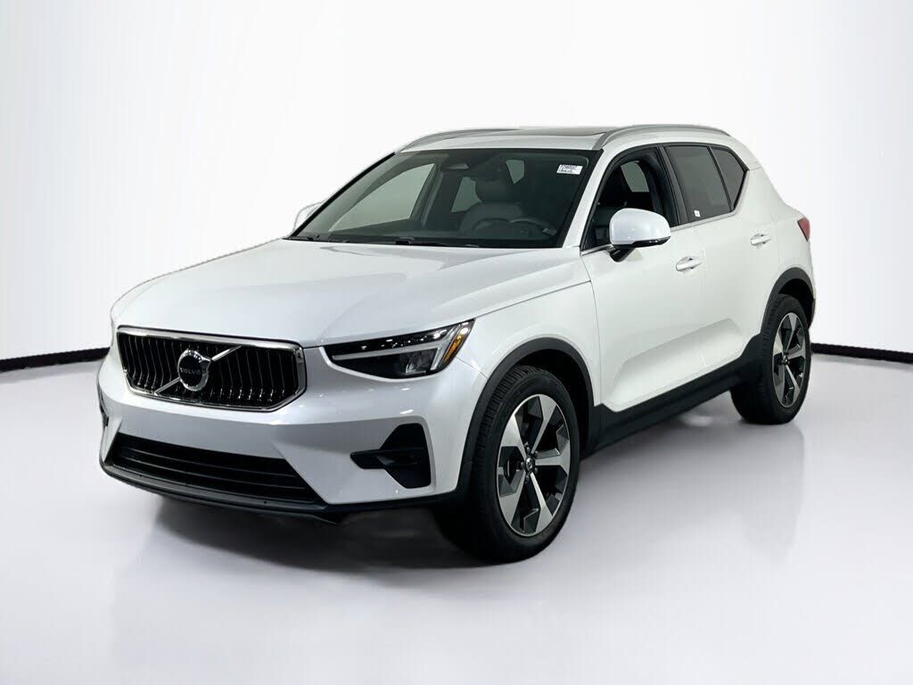 2023 VOLVO XC40