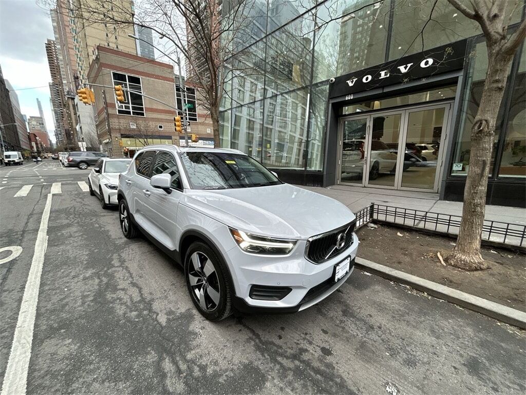 2020 VOLVO XC40