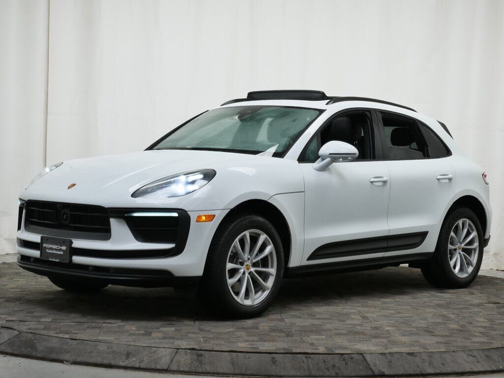 2025 PORSCHE Macan