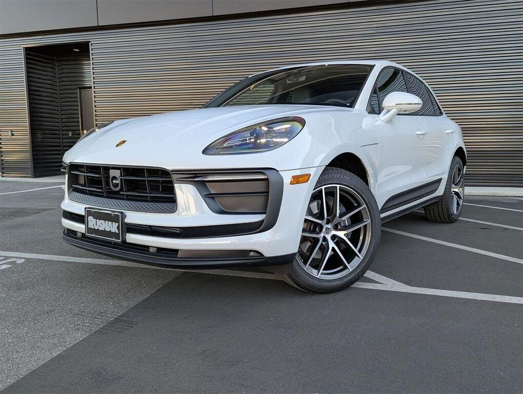 2025 PORSCHE Macan