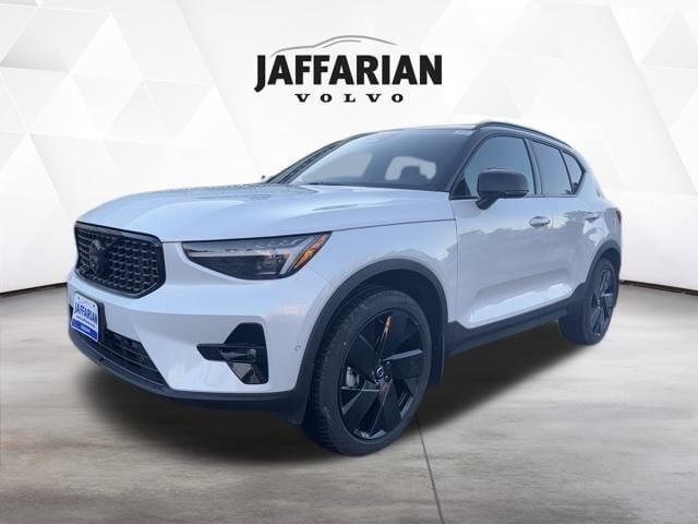 2026 VOLVO XC40