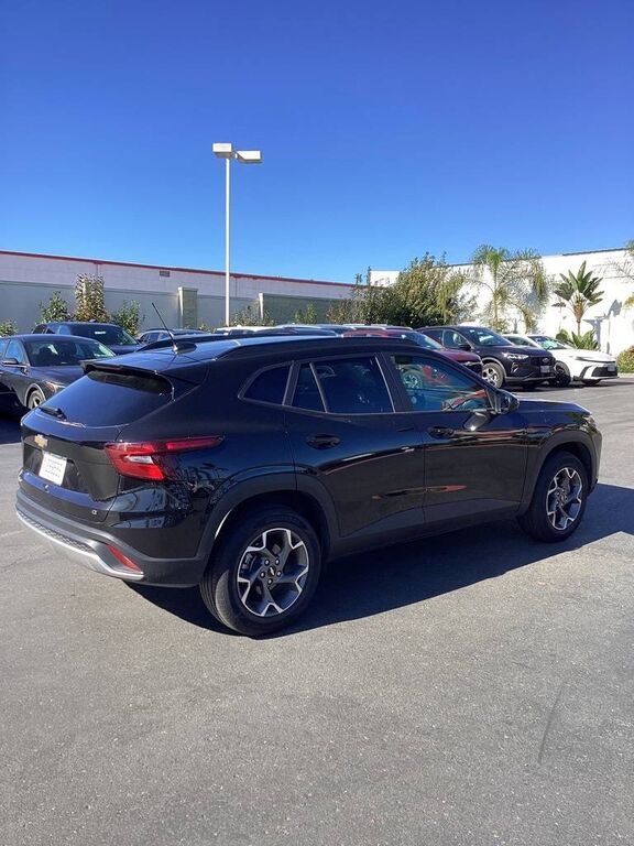 2025 CHEVROLET Trax