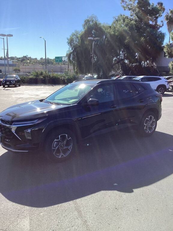 2025 CHEVROLET Trax