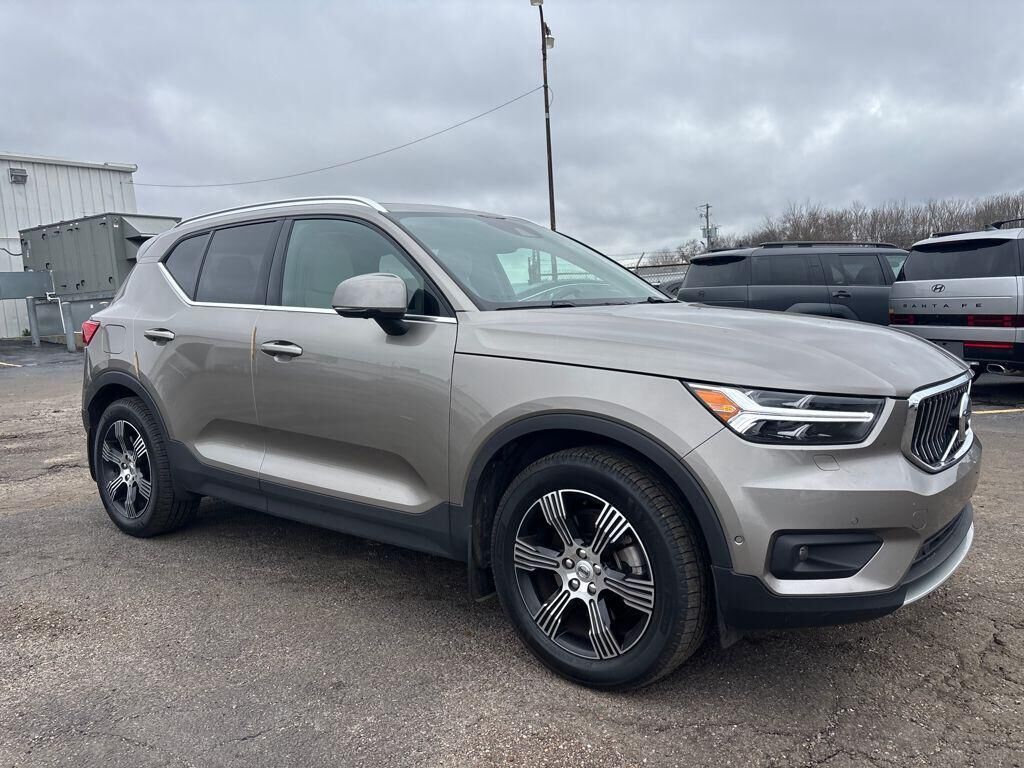 2021 VOLVO XC40