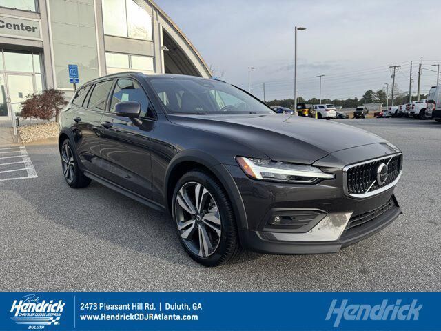 2025 VOLVO V60CC