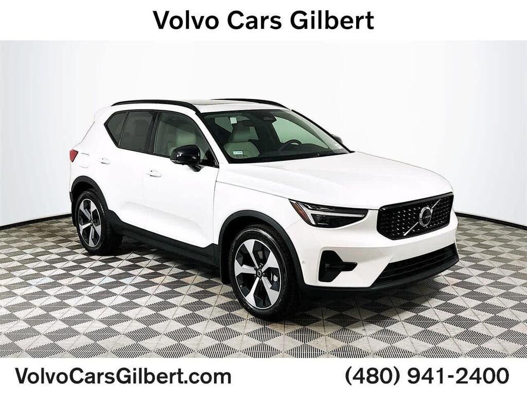 2025 VOLVO XC40