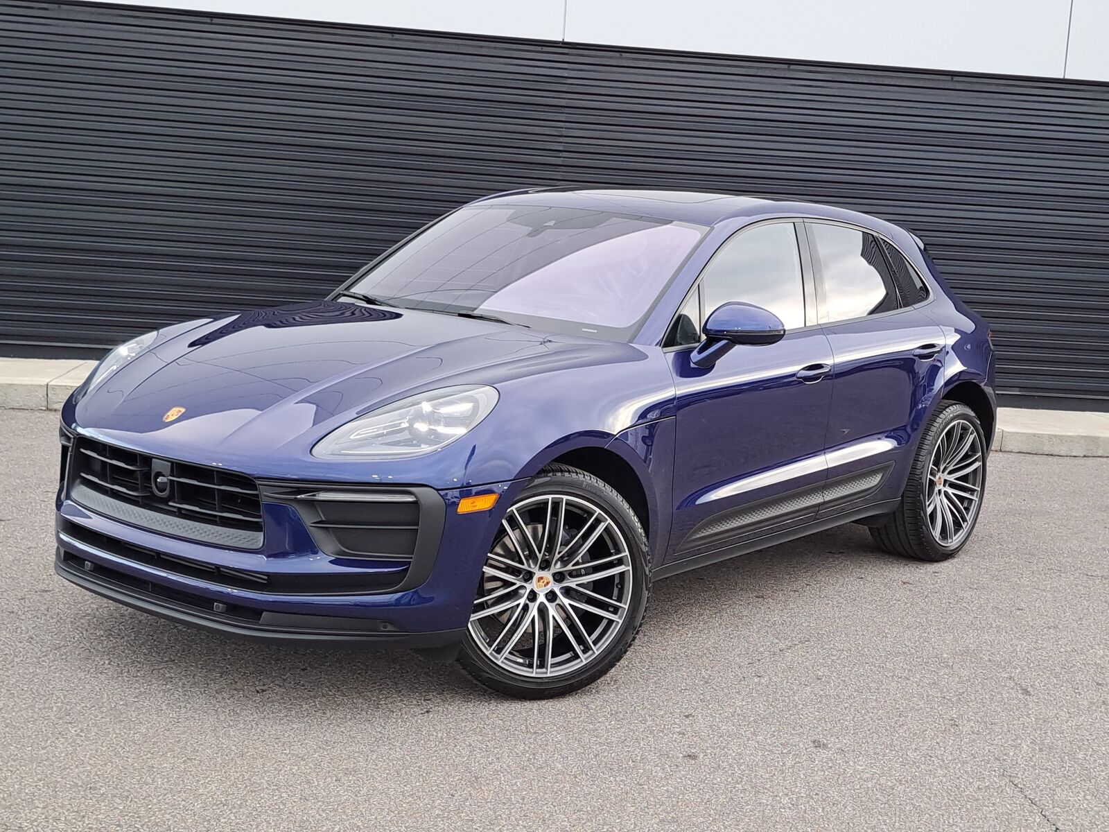 2025 PORSCHE Macan