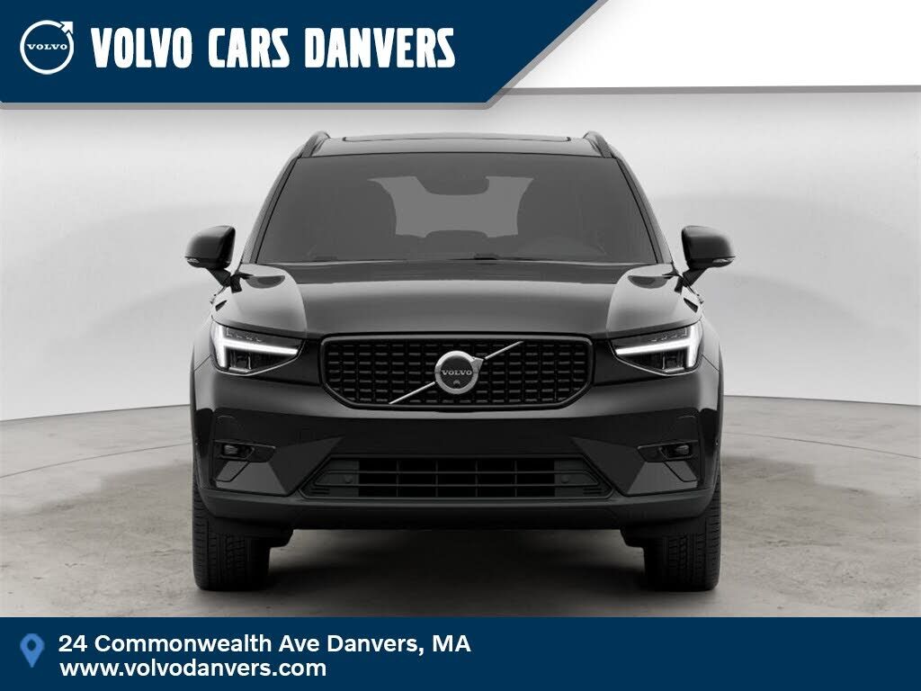 2025 VOLVO XC40