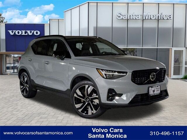 2025 VOLVO XC40