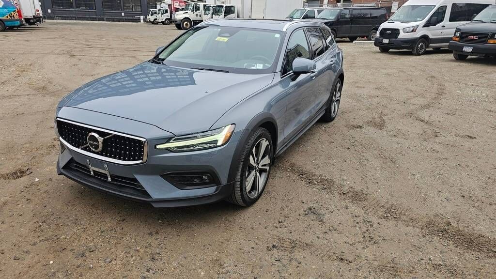 2023 VOLVO V60CC