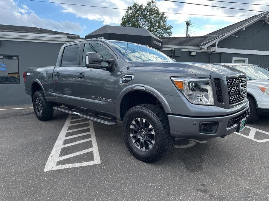 2017 NISSAN Titan