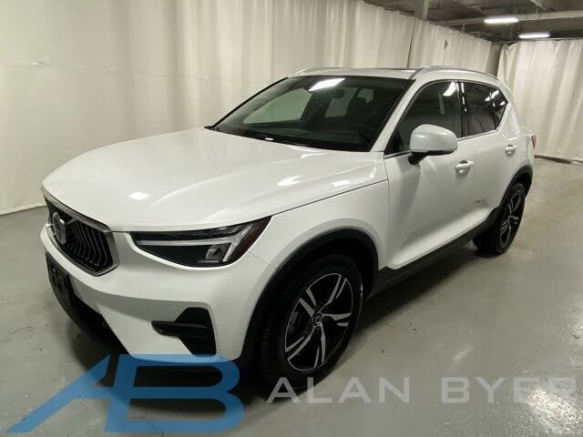 2025 VOLVO XC40