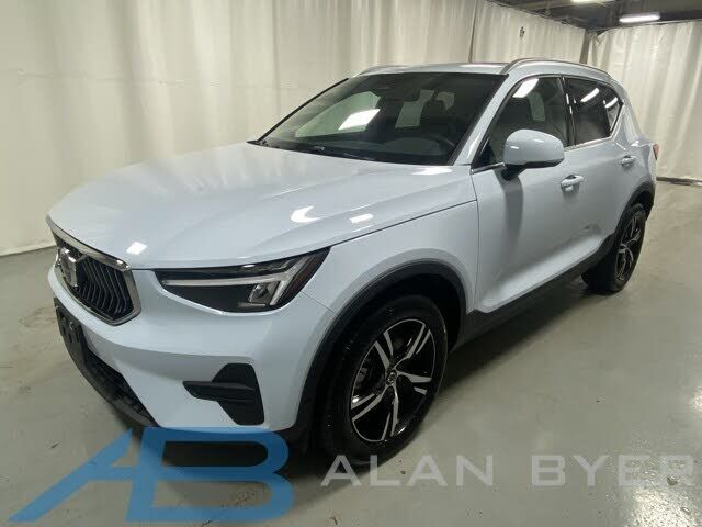 2025 VOLVO XC40