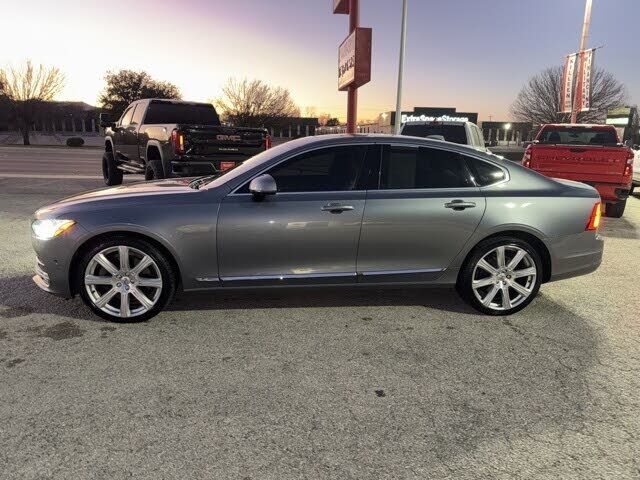 2017 VOLVO S90
