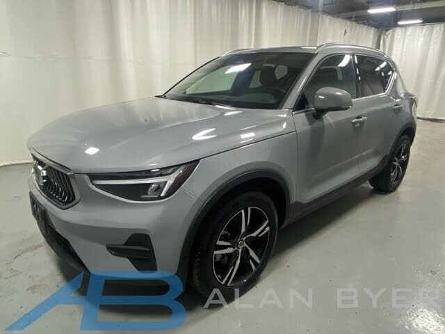 2025 VOLVO XC40