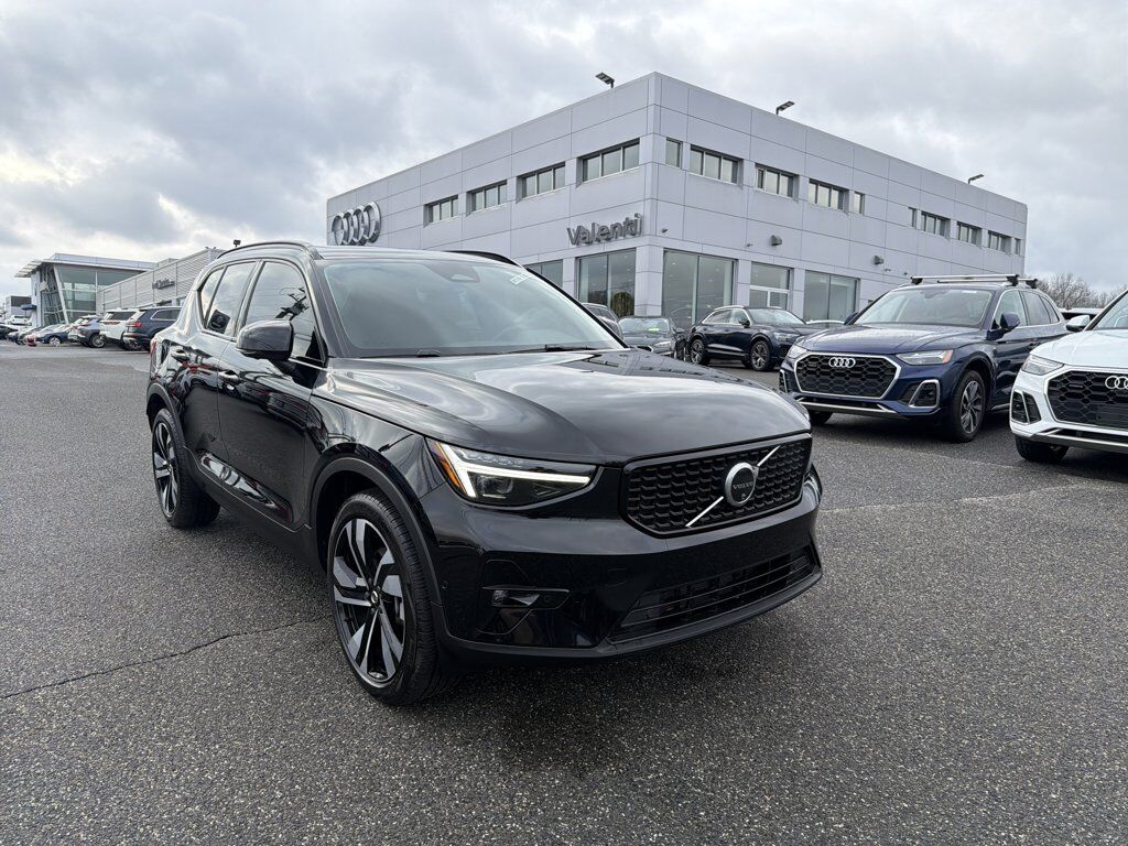 2025 VOLVO XC40