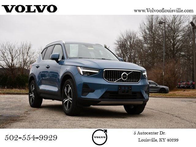 2025 VOLVO XC40