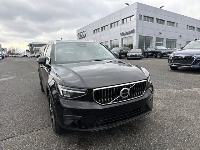 2025 VOLVO XC40