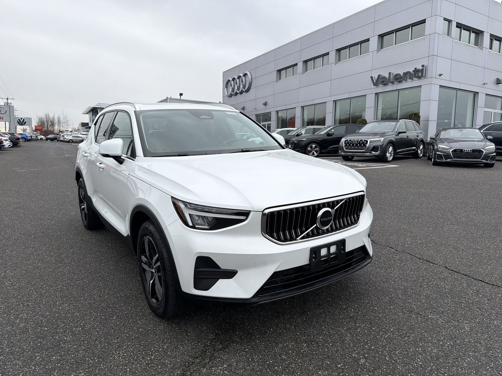 2025 VOLVO XC40