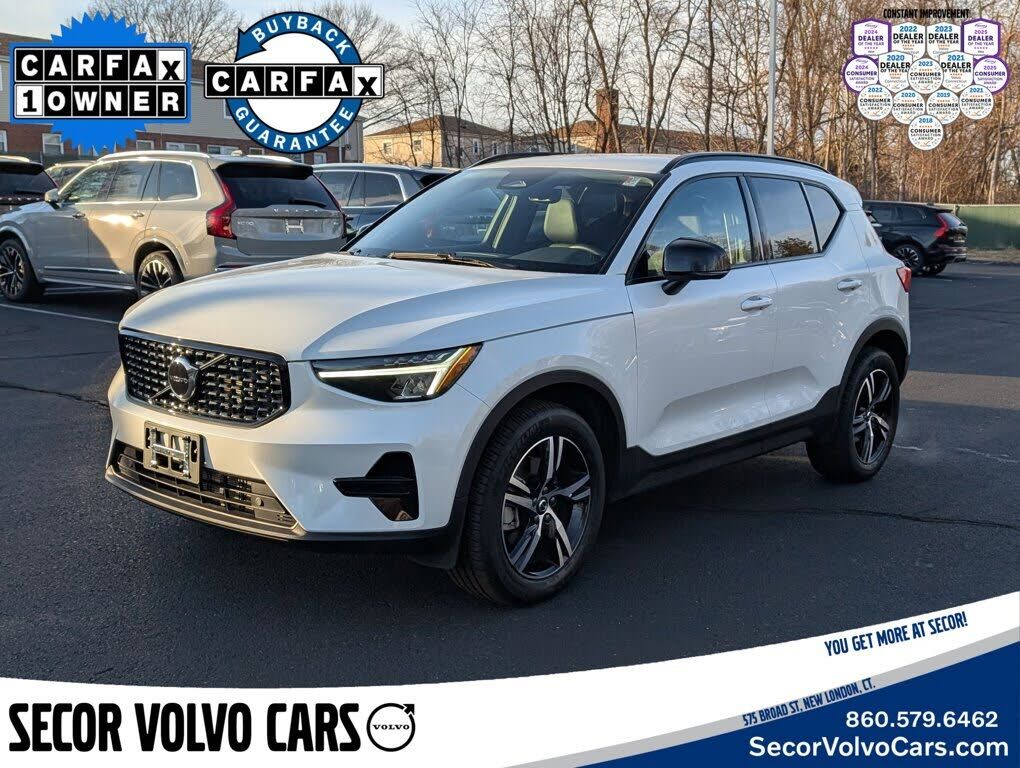 2024 VOLVO XC40