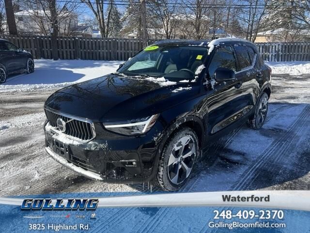 2025 VOLVO XC40