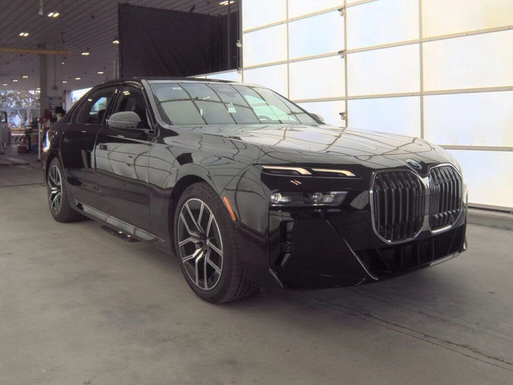 2025 BMW 740i