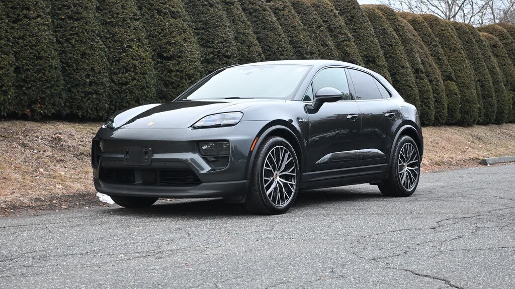 2025 PORSCHE Macan
