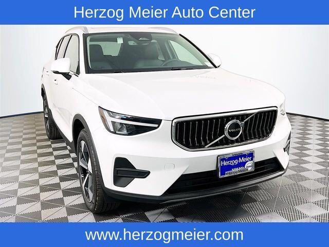 2025 VOLVO XC40