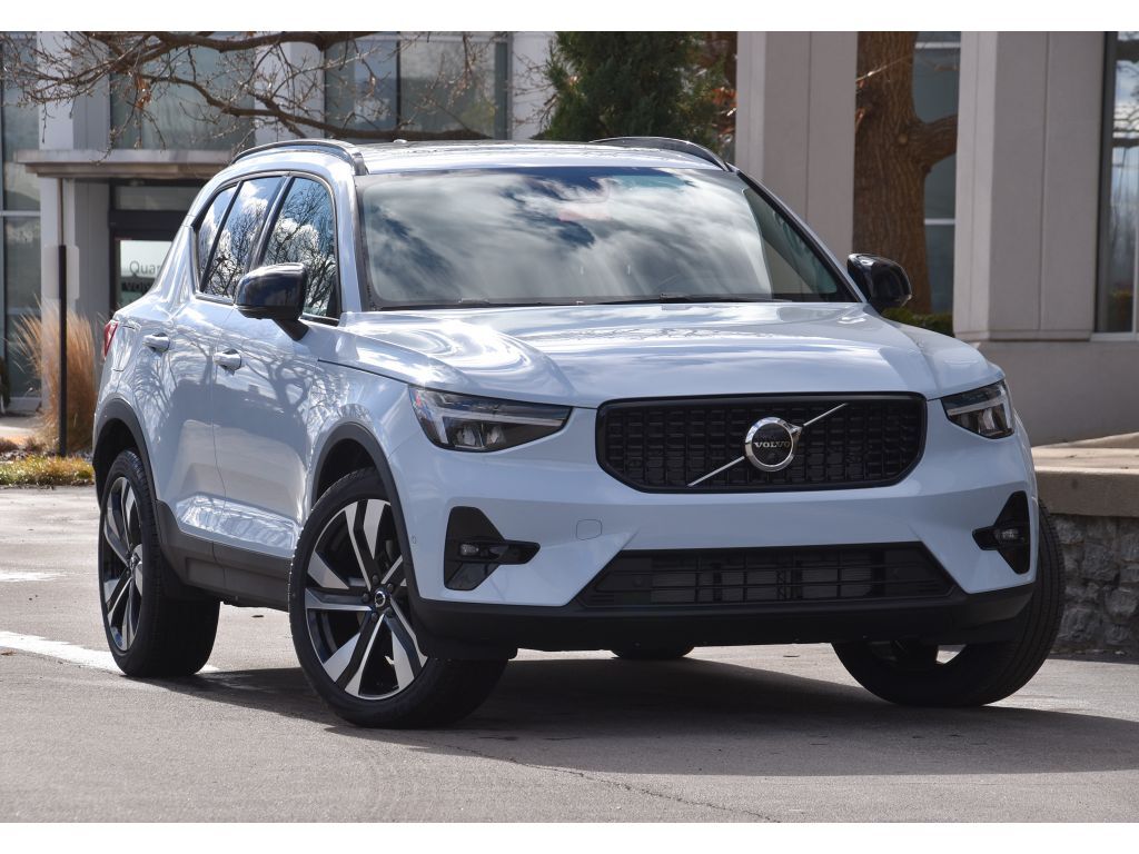 2026 VOLVO XC40