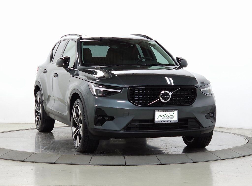 2026 VOLVO XC40