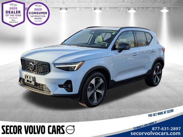 2026 VOLVO XC40