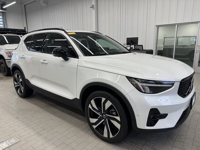 2023 VOLVO XC40