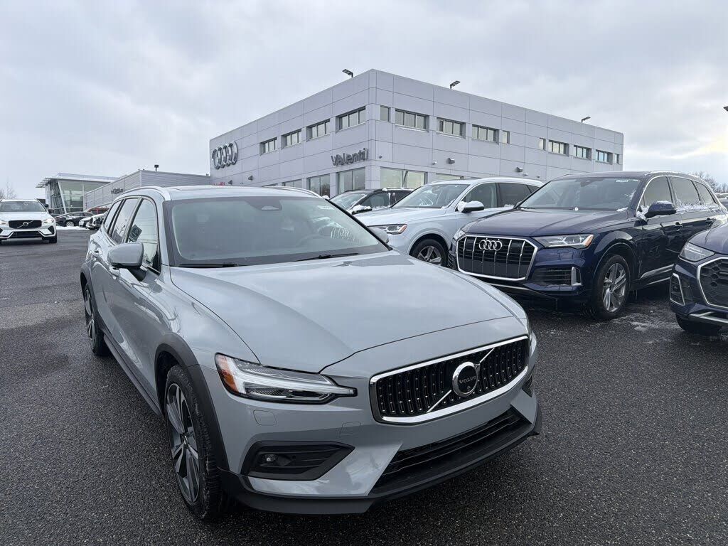 2025 VOLVO V60CC