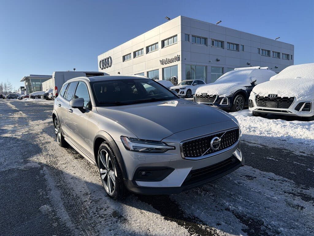 2025 VOLVO V60CC