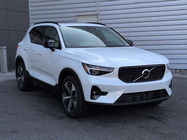 2026 VOLVO XC40