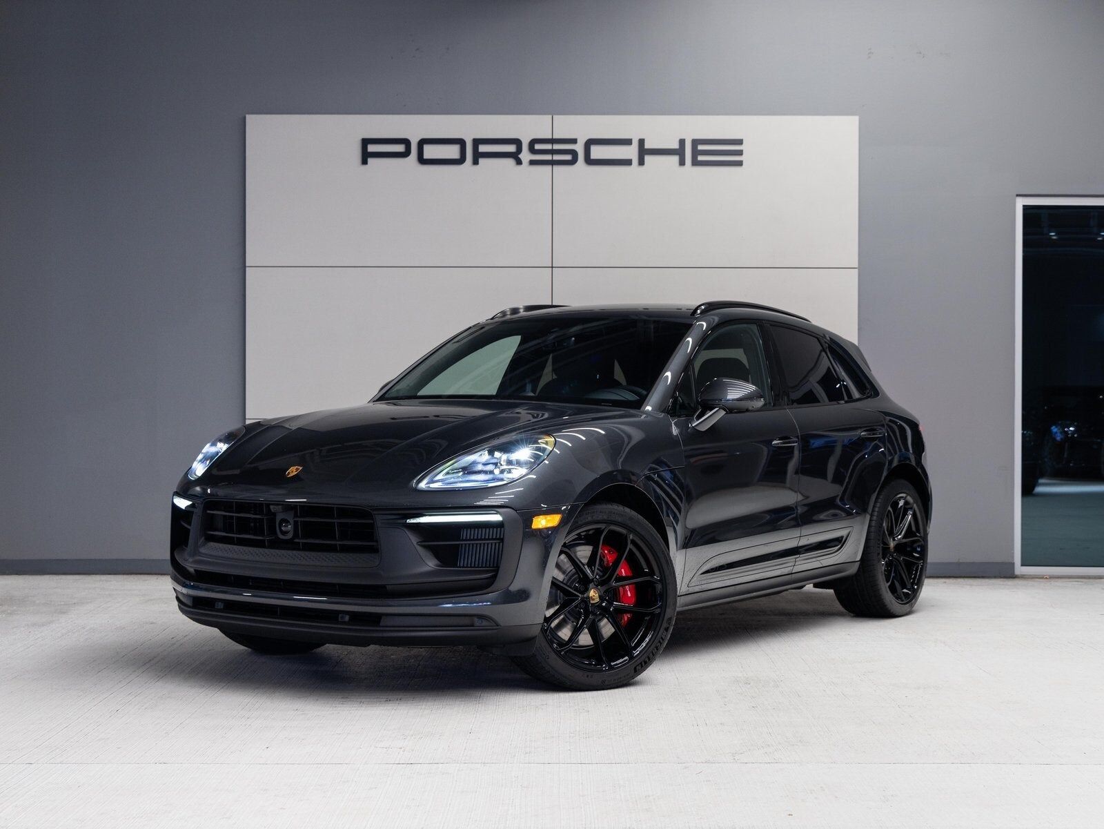 2026 PORSCHE Macan