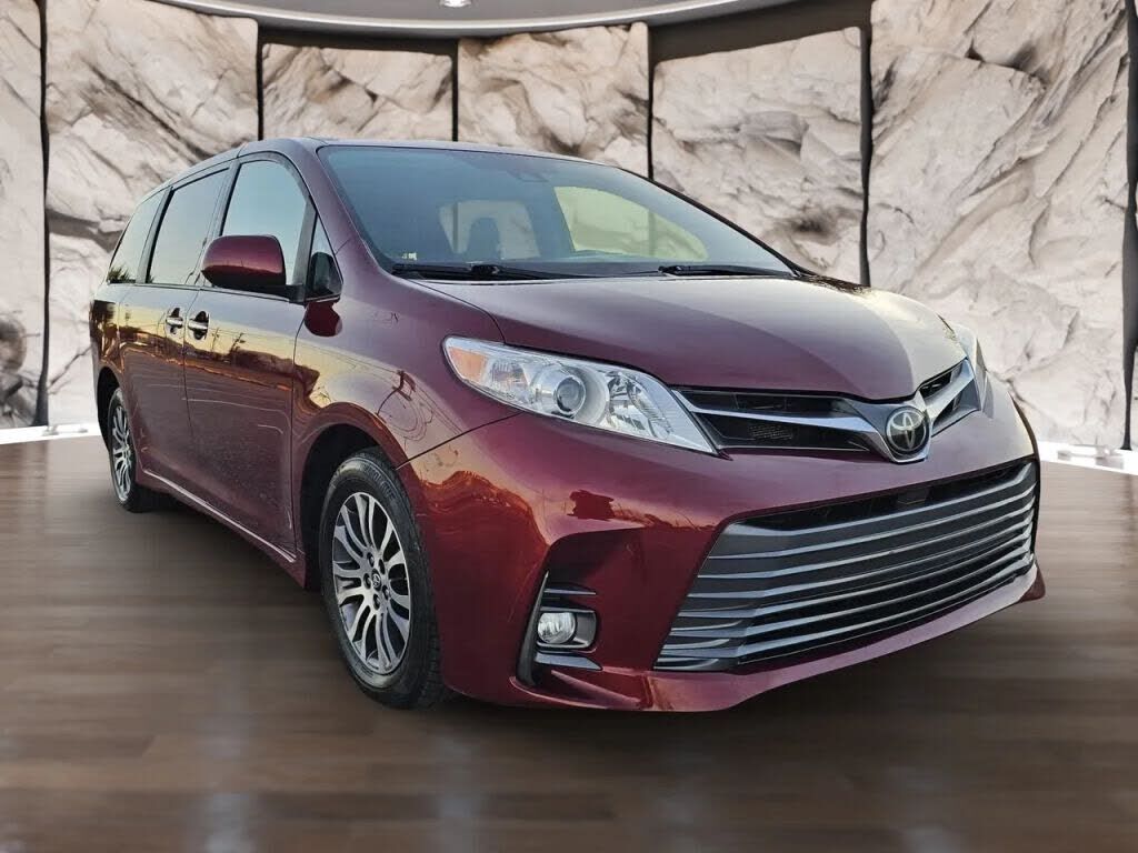 2019 TOYOTA Sienna