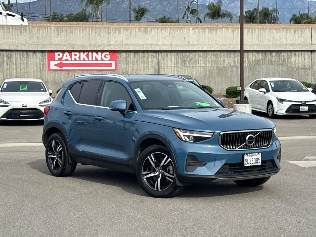2024 VOLVO XC40