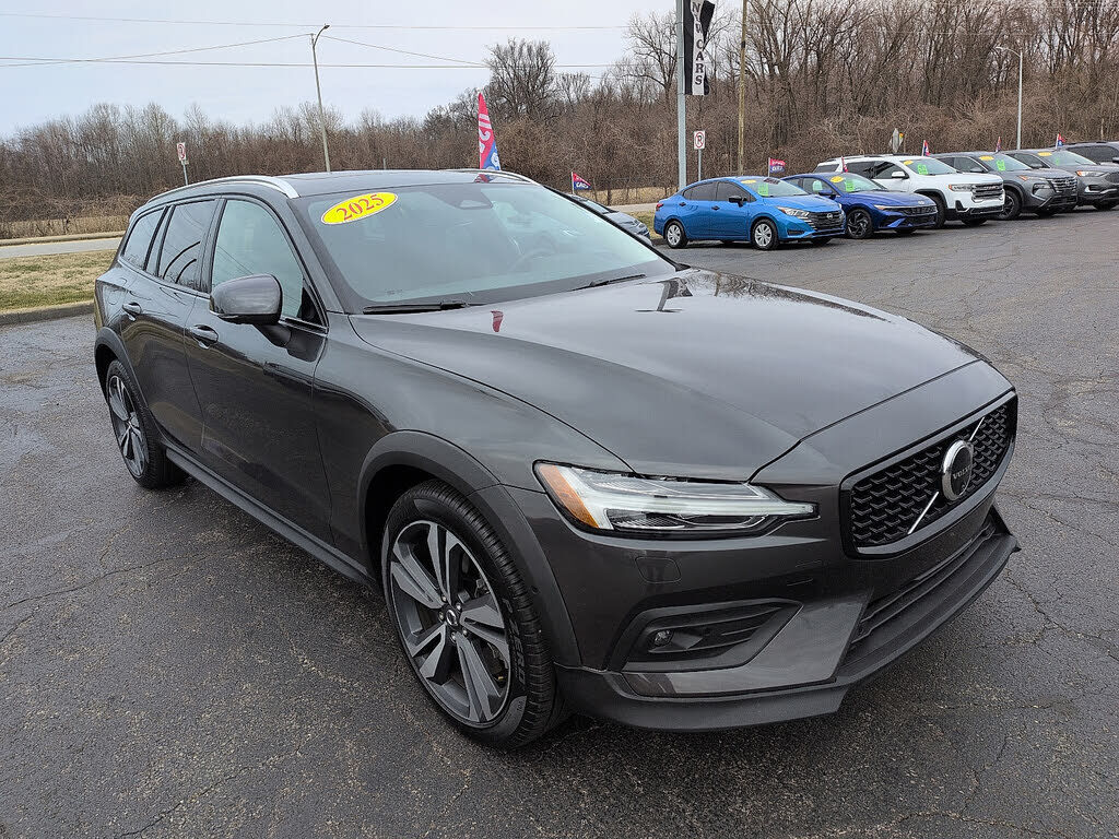 2025 VOLVO V60CC