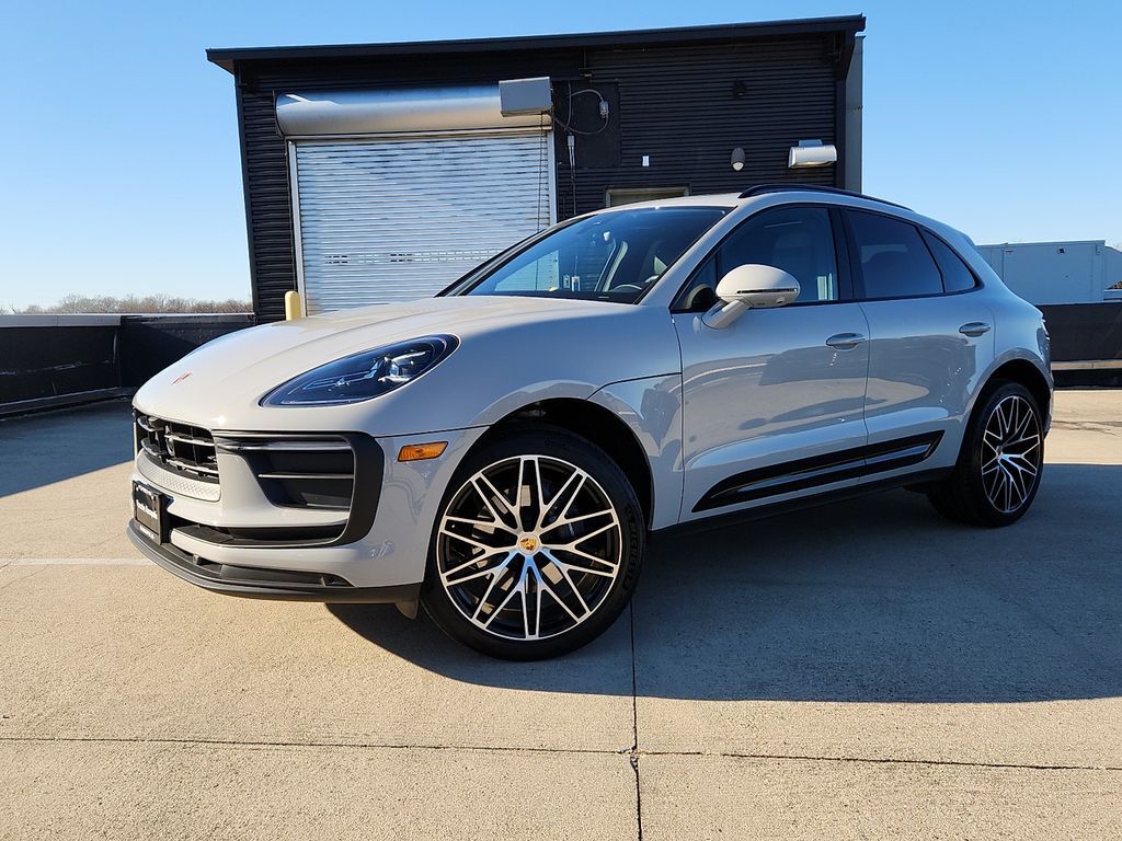 2025 PORSCHE Macan